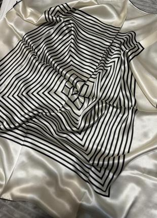 В наличии платок из 100% натурального шелка, в размере 90x90.