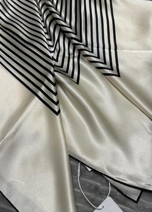 В наличии платок из 100% натурального шелка, в размере 90x90.