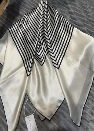 В наличии платок из 100% натурального шелка, в размере 90x90.