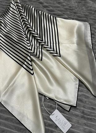 В наличии платок из 100% натурального шелка, в размере 90x90.