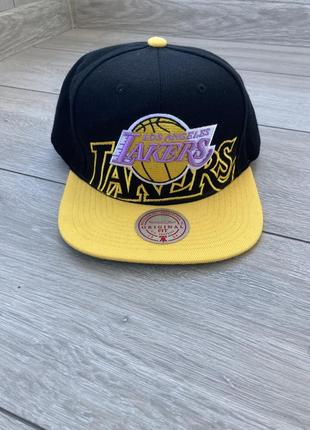 Современная кепка lakers