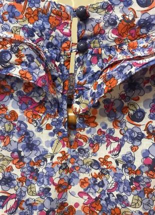 Очень красивая и стильная брендовая блузка в цветочках..100% коттон.4 фото
