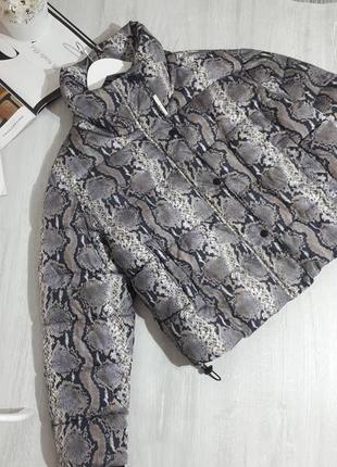 Объемная куртка со змеиным принтом primark/стеганная куртка со змеиным принтом.