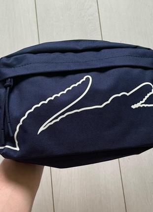 Сумка через плече lacoste. месенджер lacoste у двох кольорах(чорний, синій).  новинка від бренду lacoste.