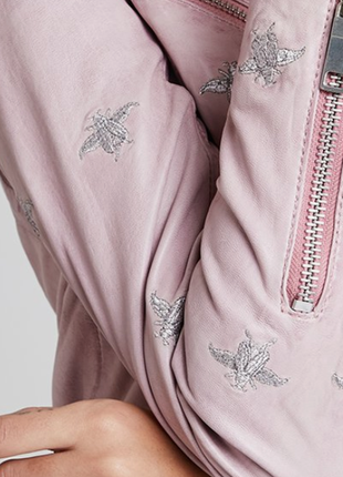 Новая косуха maze германия кожаная косуха с вышивкой микро нюанс куртка розовая пудра7 фото