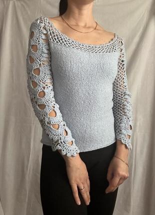 Вязаная кофта с ажурными рукавами