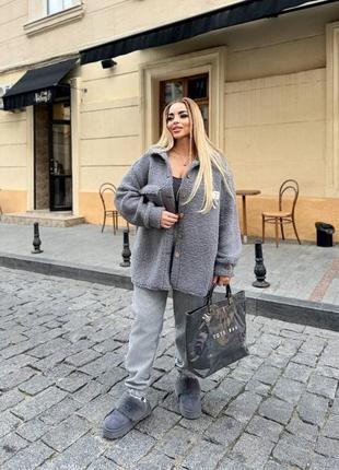 Костюм - рубашка барашек, брюки-кашемир.