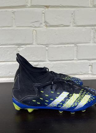 Футбольні кеди бутси  з шипами adidas.