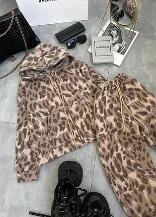 Стильный и трендовый спортивный костюм