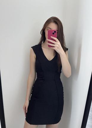 Чорна корсетна сукня по фігурі