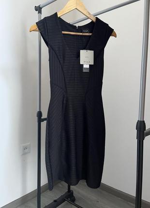 Чорна корсетна сукня по фігурі