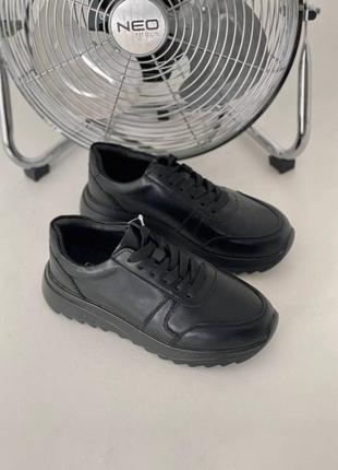 Чорні шкіряні легесенькі кросівки на шнурівку на високій підошві