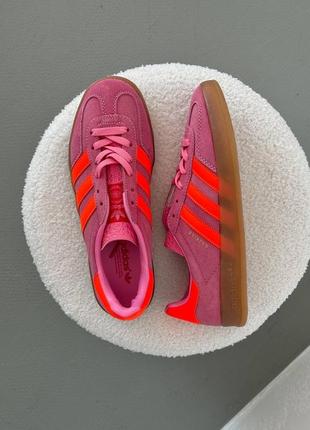 Яркие замшевые кеды adidas gazelle