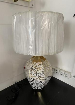 Настільний світильник із декоративним дизайном