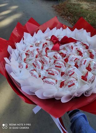 Букет из raffaello, сладкий букет, букет из конфет.