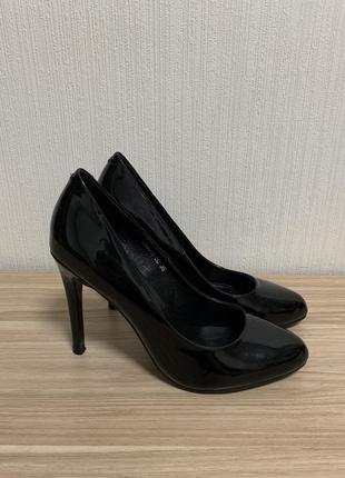 Чорні шкіряні туфлі