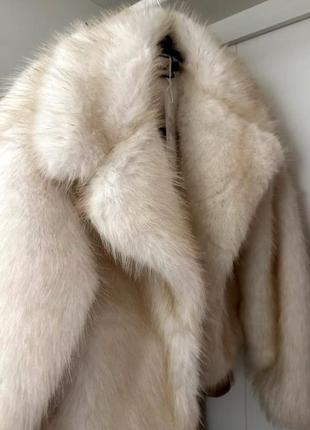 Отличная шубка с воротником в цвете ivory
