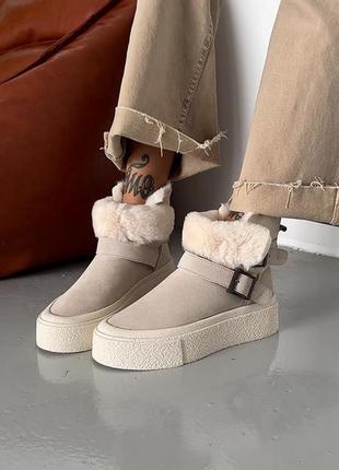 Бежевые замшевые зимние ботинки теплые с двумя ремнями