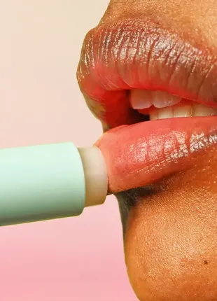 Бальзам для губ eos strawberry cheer
