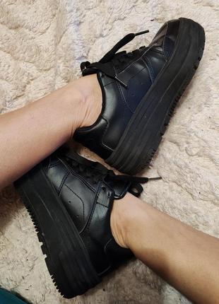 Круточные кроссовки на высокой платформе