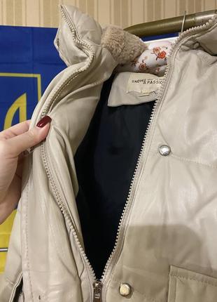 Зимняя куртка с мехом и капюшоном4 фото