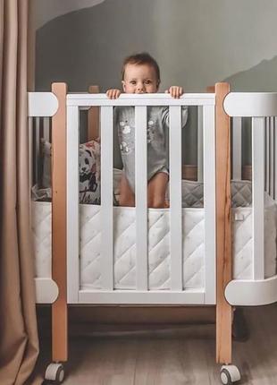 Деревʼяне ліжко для немовлят з матрасом і маятником