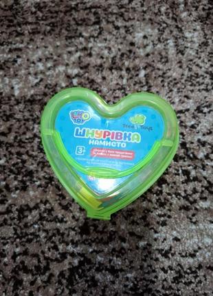 Шнурівка розвиває мілку моторику