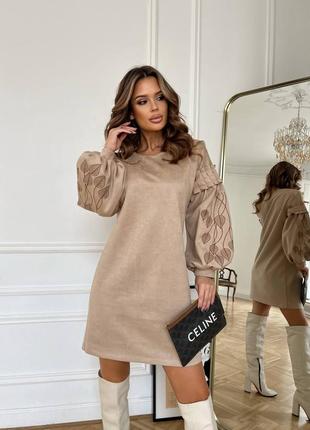 Платье с вышивкой на рукавах модель 7539