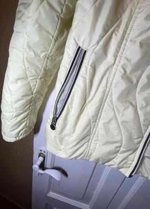 Красивая курточка свежего лимонного оттенка с очень качественной фурнитурой