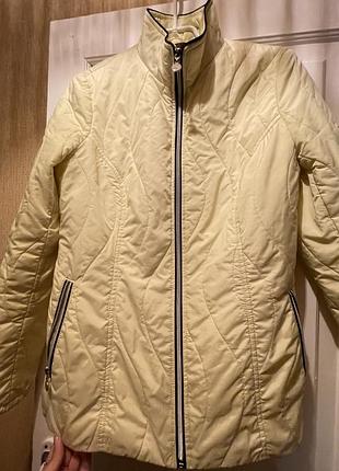 Красивая курточка свежего лимонного оттенка с очень качественной фурнитурой