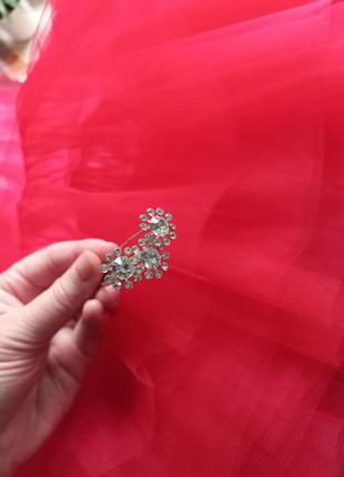 Красная фата с рюшами