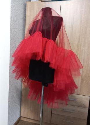 Красная фата с рюшами