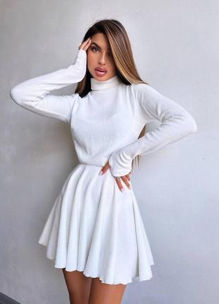Утеплена сукня міні в рубчик з коміром, плаття міні з утепленням на осінь зиму, тепла коротка сукня зі спідницею