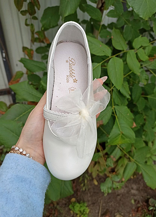 Шкіряні туфлі для дівчинки, дуже красиві, якісні.