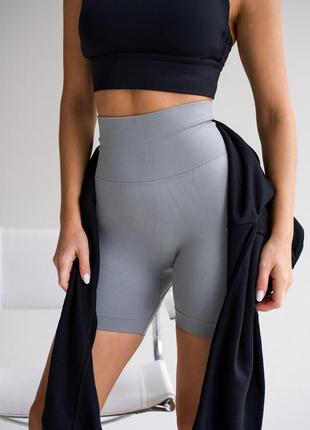 Спортивні жіночі подовжені шорти hot з подвійним пуш-ап ефектом та гарною утяжкою для фітнесу, танців, йоги - світло-сірі