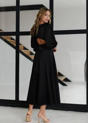 Чорна сукня з відкритою спиною