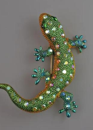 Брошь кулон ящерица зеленая и желтая эмаль, розовые и зеленые стразы, золотистый металл 54х46мм