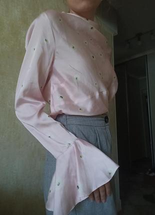 Атласная блуза в цветочный принт4 фото