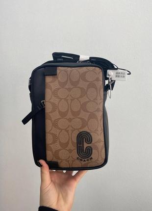 Чоловіча сумочка coach crossbody in signature canvas sand 15 х 21 х 5.5 см