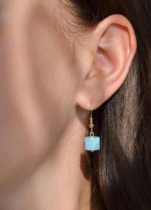 Серьги натуральный камень аквамарин цилиндр, швенза цвет золото фур-ра гип-ный сплав d-9мм l-30мм