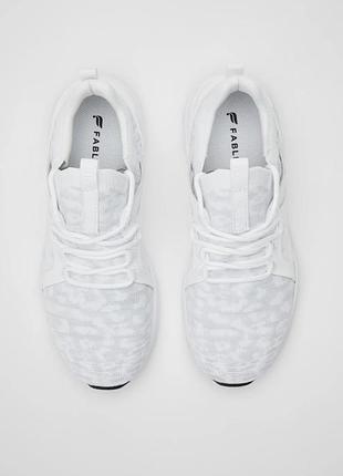 Стильные кроссовки fabletics