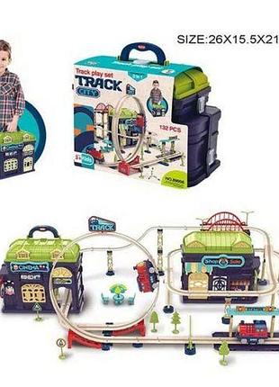 Трек 2в1 бокс+трек, потяг, звук, 132 елементи, довжина треку 94см, двері будинку відчиняються, рейки, у валізі