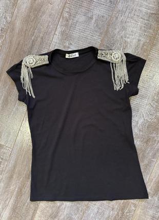 Футболка с погонами - цепочками, камушками