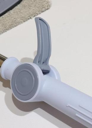 Швабра на пластиковой платформе с насадкой из микрофибры на зажимах с телескопической ручкой