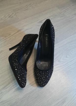 Туфлі зі стразами