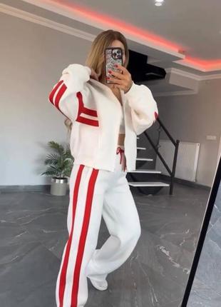 Теплый спортивный костюм с лампасами