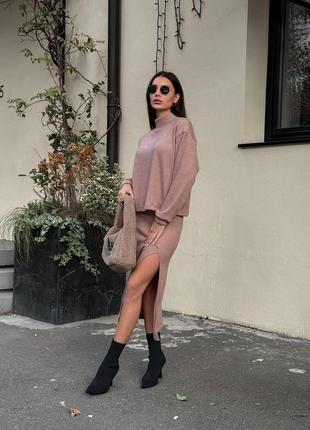 Теплий м'який осінній стильний базовий костюм в пастельних тонах (спідниця + светр)