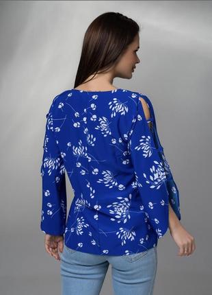 Синяя принтованная блуза с разрезами на рукавах3 фото