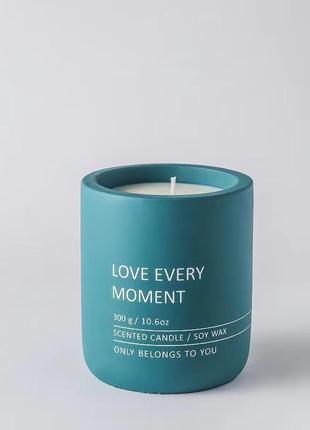 Свеча в керамической чаше "love every moment" в зеленом цвете