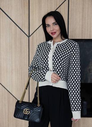 Вʼязаний кардиган короткий чорний з білим вкорочений прямий жіночий з вовни вовняний в'язана кофта в стилі old money з золотими гудзиками приталений